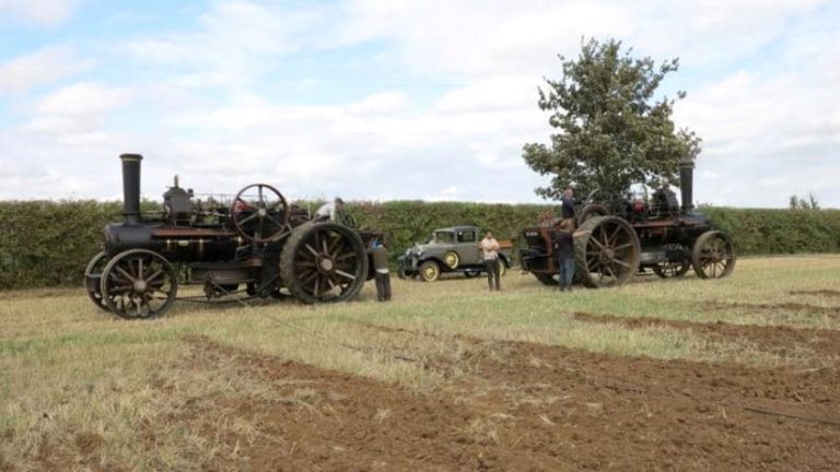 a photo of a old tractor 